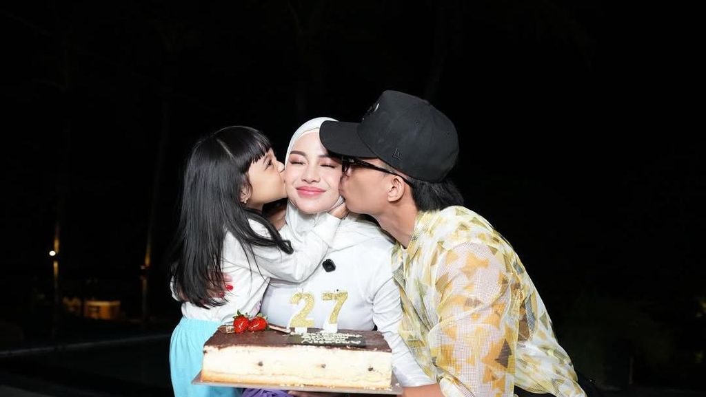 Muach! Kecupan Atta Halilintar dan Ameena di Ultah Aurel Hermansyah