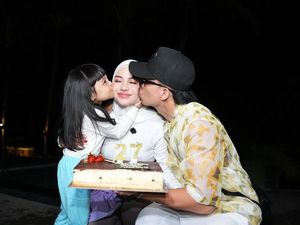 Muach! Kecupan Atta Halilintar dan Ameena di Ultah Aurel Hermansyah