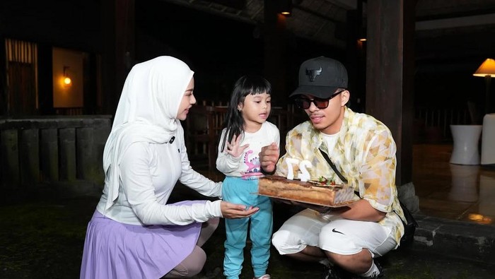 Aurel Hermansyah merayakan ulang tahun ke-27. Postingan Atta Halilintar soal ulang tahun Aurel Hermansyah.