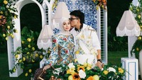 Ets, jangan iri! Mama Nur juga mendapatkan kecupan sayang dari Atta Halilintar. Foto: dok instagram Atta Halilintar