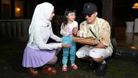 Ameena ikut antusias memberi kejutan untuk sang ibu, menambah suasana hangat di malam ulang tahun Aurel. Foto: Instagram @attahalilintar/@aurelie.hermansyah