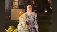 Kue ulang tahun Aurel tampak cantik dengan nunasa bunga berwarna kuning, biru dan bunga warna putih. Foto: Instagram @attahalilintar/@aurelie.hermansyah