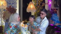 Terakhir, ada momen manis Ameena ikut membantu sang ibu tiup lilin di tengah pesta ulang tahun yang berlangsung meriah ini. Foto: Instagram @attahalilintar/@aurelie.hermansyah