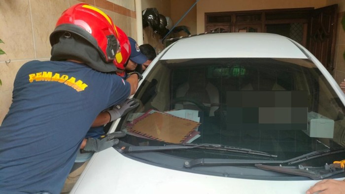 Balita 22 bulan terkunci di mobil