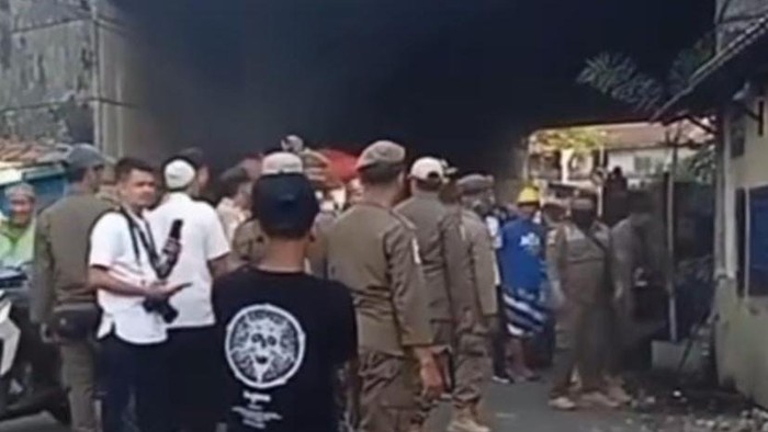 Sebanyak 8 bangunan liar di Kecamatan Ujung Tanah, Kota Makassar, Sulawesi Selatan (Sulsel) dibongkar paksa.