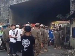 8 Bangunan Liar di Kecamatan Ujung Tanah Makassar Dibongkar, Ada Warung Coto