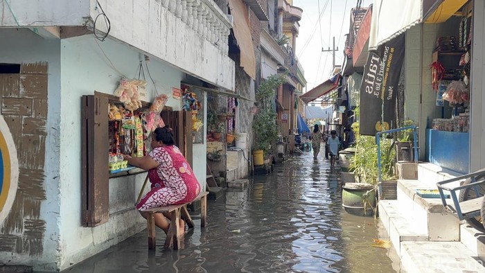 Banjir Rob Genangi Puluhan Rumah Warga di Pesisir Surabaya