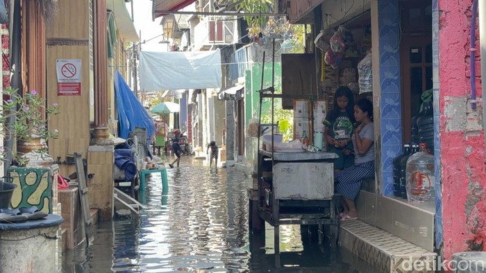 Banjir Rob Genangi Puluhan Rumah Warga di Pesisir Surabaya