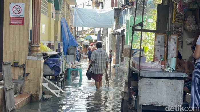 Banjir Rob Genangi Puluhan Rumah Warga di Pesisir Surabaya