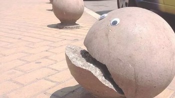 Ia menempelkan mata pada bola beton retak yang menyerupai karakter kartun hingga batang pohon yang tampak tersenyum. Foto: Street Art Utopia