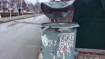 Bekerja sama dengan siswa-siswi Sekolah Dasar Dimitar Petrov di Sliven, Krastev membawa pendekatannya yang jenaka ke Pusat Pemuda Internasional di Primorsko. Foto: Street Art Utopia