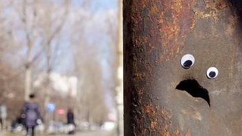 Berbekal mata googly, anak-anak menjelajahi lingkungan mereka, mengubah bentuk-bentuk biasa menjadi wajah-wajah imajinatif. Foto: Street Art Utopia