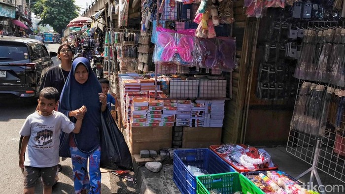 Sejumlah warga berbelanja kebutuhan sekolah di kawasan Pasar Asemka, Jakarta Barat, Jumat (11/7/2025).