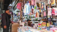 Pedagang mengaku penjualan meningkat pesat dibandingkan bulan-bulan sebelumnya. Meski ekonomi belum sepenuhnya pulih, kebutuhan perlengkapan sekolah tetap menjadi prioritas masyarakat.