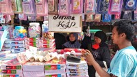 Para pedagang berharap momentum tahun ajaran baru ini bisa menjadi berkah setelah beberapa tahun sebelumnya terdampak pandemi dan menurunnya daya beli.  