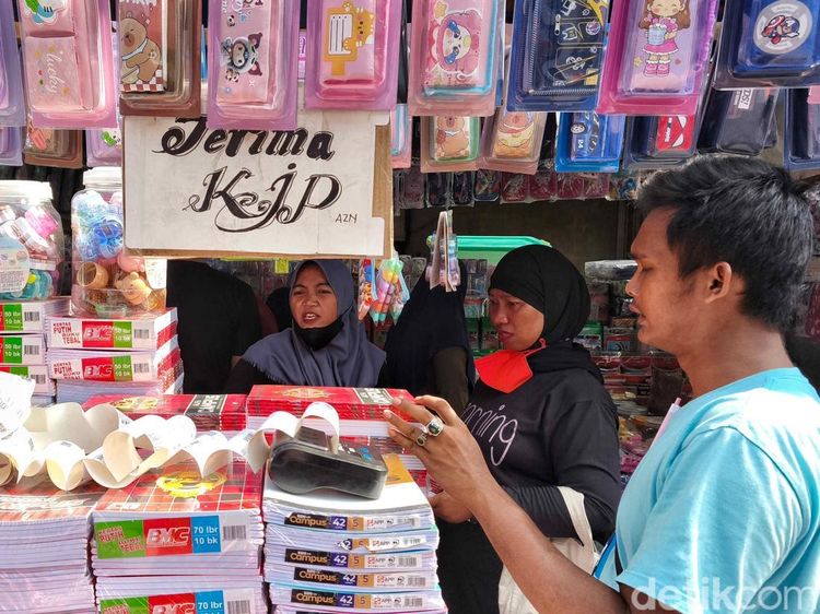 Berburu Perlengkapan Sekolah di Pasar Asemka Jelang Tahun Ajaran Baru