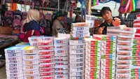 Momen ini menjadi rutinitas tahunan bagi Pasar Asemka. Sejak awal Juli, lonjakan pengunjung sudah mulai terasa. Toko-toko yang menjajakan berbagai perlengkapan sekolah mengalami peningkatan omzet signifikan. Barang-barang seperti tas sekolah bergambar karakter kartun, sepatu anak, buku tulis, tempat pensil, hingga gesper dijajakan dalam berbagai pilihan model dan harga.