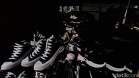 Sepatu sekolah juga tersedia dalam berbagai jenis dan merek, dengan harga berkisar Rp 50.000 hingga Rp 200.000 tergantung kualitas dan ukuran.
