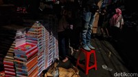 Setiap sudut pasar yang dikenal sebagai pusat grosir perlengkapan sekolah itu dipadati pengunjung, dari para orang tua hingga anak-anak yang sibuk memilih sendiri tas, sepatu, buku, hingga kotak pensil impian mereka.