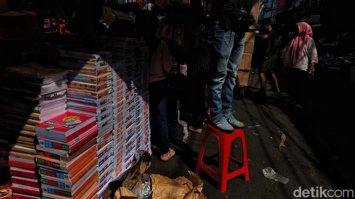 Sejumlah warga berbelanja kebutuhan sekolah di kawasan Pasar Asemka, Jakarta Barat, Jumat (11/7/2025).