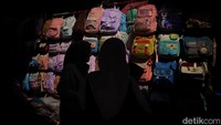 Tas sekolah dijual mulai dari harga Rp 35.000 untuk ukuran kecil hingga Rp 150.000 untuk tas bermerk atau model tiga dimensi.