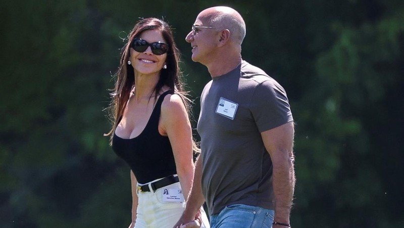 Amazon founder Jeff Bezos and his wife Lauren Sanchez Bezos attend the Allen and Company Sun Valley Media and Technology Conference at The Sun Valley Resort in Sun Valley, Idaho, U.S., July 10, 2025. REUTERS/Brendan McDermid