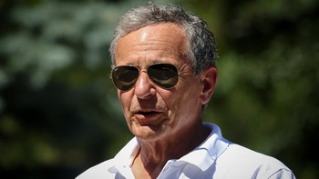 Bob Iger, CEO Disney, tiba di Sun Valley Resort, Idaho, Selasa (8/7/2025). Konferensi ini dijuluki perkemahan musim panas para miliarder.(REUTERS/Brendan McDermid)