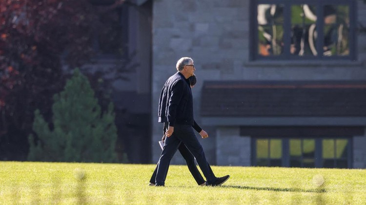 Bikin Heboh! Para Miliarder dan CEO Besar Kumpul Rahasia di Sun Valley Bill Gates attends the Allen and Company Sun Valley Media and Technology Conference at The Sun Valley Resort in Sun Valley, Idaho, U.S., July 10, 2025. REUTERS/Brendan McDermid