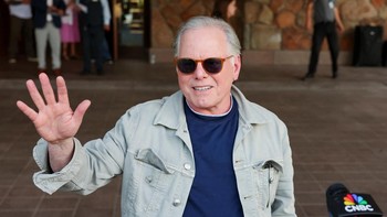 David Zaslav, CEO Warner Bros Discovery, berbicara kepada media di Sun Valley Resort, Idaho, Selasa (8/7/2025). Konferensi ini mengundang tokoh penting bisnis global. (REUTERS/Brendan McDermid)
