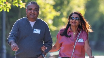 Neal Mohan, CEO YouTube, bersama Hema Sareen Mohan tiba di Sun Valley Resort, Idaho, Kamis (10/7/2025). Mereka menghadiri konferensi Allen & Co yang elit. (REUTERS/Brendan McDermid)