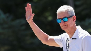 Tim Cook, CEO Apple, melambaikan tangan saat menghadiri konferensi di Sun Valley Resort, Idaho, Kamis (10/7/2025). Pertemuan ini dijuluki pertemuan rahasia para elite. (REUTERS/Brendan McDermid)