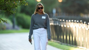 Caryn Seidman-Becker, CEO Clear, menghadiri konferensi Allen & Co di Sun Valley Resort, Idaho, Rabu (9/7/2025). Acara ini membahas tren ekonomi dan teknologi. (REUTERS/Brendan McDermid)