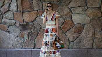 Stacey Bendet Eisner, desainer dan CEO Alice + Olivia, tiba di Sun Valley Resort, Idaho, Selasa (8/7/2025). Acara tahunan ini bersifat privat dan eksklusif. (REUTERS/Brendan McDermid)