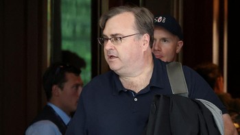 Reid Hoffman, co-founder LinkedIn, tiba di Sun Valley Resort, Idaho, Selasa (8/7/2025). Pertemuan ini dihadiri ratusan tokoh penting dunia. (REUTERS/Brendan McDermid)