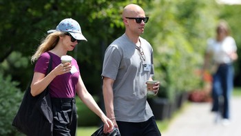 Alex Norstrom, co-president dan Chief Business Officer Spotify, bersama Judith Wolst tiba di Sun Valley Resort, Idaho, Rabu (9/7/2025). Mereka menghadiri konferensi tahunan elite global. (REUTERS/Brendan McDermid)