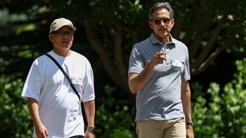 Hiroki Totoki, CEO Sony, dan Ravi Ahuja, CEO Sony Pictures Entertainment, menghadiri konferensi di Sun Valley Resort, Idaho, Rabu (9/7/2025). Acara ini membahas masa depan bisnis hiburan. (REUTERS/Brendan McDermid)