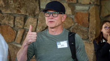 David Baszucki, co-founder dan CEO Roblox, tiba di Sun Valley Resort, Idaho, Selasa (8/7/2025). Pertemuan ini mengundang tokoh teknologi terkemuka. (REUTERS/Brendan McDermid)