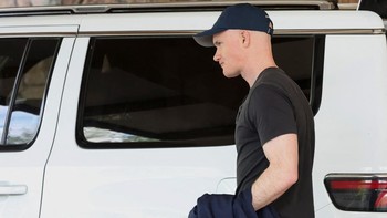 Brian Armstrong, CEO Coinbase, tiba di Sun Valley Resort, Idaho, Selasa (8/7/2025). Acara ini dihadiri para pemimpin bisnis, teknologi, dan media dunia. (REUTERS/Brendan McDermid)