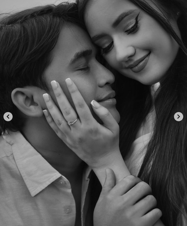Pada bulan Maret Billy mengumumkan kabar bahagia dirinya yang sudah melamar Vika. Lamaran romantis tersebut berlangsung di tepi pantai. Foto: Instagram/@bilsky16