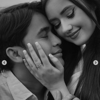 Pada bulan Maret Billy mengumumkan kabar bahagia dirinya yang sudah melamar Vika. Lamaran romantis tersebut berlangsung di tepi pantai. Foto: Instagram/@bilsky16