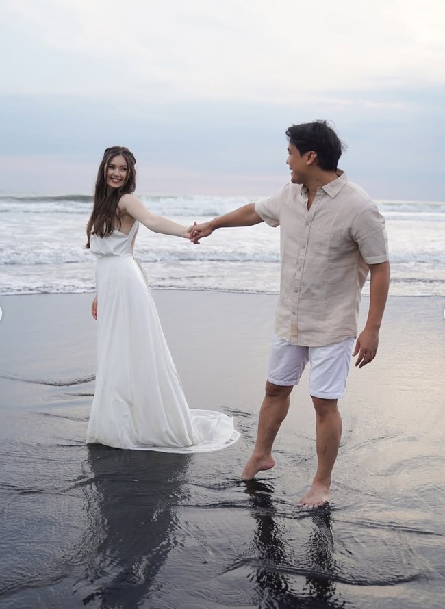 Tampil serasi dan mesra, keduanya tampak mengenakan busana bernuansa putih dan coklat muda. I am very happy to be with you forever, tulis Vika dalam keterangan unggahannya. Foto: Instagram/@bilsky16