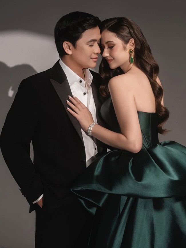 7 Foto Mesra Billy Syahputra & Vika Kolesnaya yang Ternyata Sudah Menikah