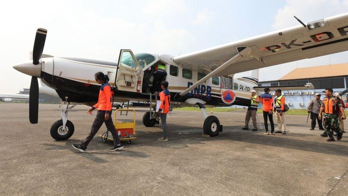 Petugas menyiapkan pesawat yang digunakan BNPB untuk melakukan modifikasi cuaca menekan intensitas hujan di wilayah Jabodetabek di Bandara Halim Perdanakusuma, Kamis (10/7/2025) ANTARA/HO-BNPB
