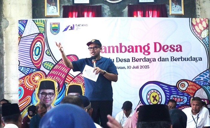 Bupati Batang, M Faiz Kurniawan saat hadir di Sambang Desa