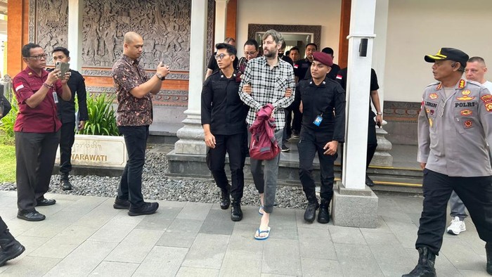 Buronan Interpol asal Rusia, Alexander Vladimirovich Zverev, diekstradisi melalui Bandara Internasional I Gusti Ngurah Rai, Bali, Jumat (11/7/2025). (Foto: Dok. Kejati Bali)
