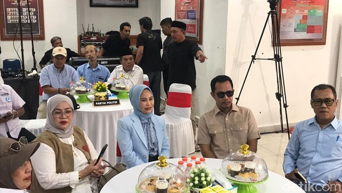 Calon wali kota Palopo Naili didampingi suaminya Trisal Tahir menghadiri rapat penetapan pleno wali kota dan wakil wali kota Palopo terpilih.