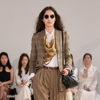 Pengaruh Philo lantas terasa lewat estetika minimalis yang slouchy dalam potongan blazer hingga bawahan oversized seperti harem pants atau high-waist denim. Sementara itu, celana slim yang menempel ketat di celana hingga dekonstruksi atasan tailored seperti crop tuxedo jacket sebagai luaran gaun mewakili Celine era Slimane. (Foto: Dok. Celine)
