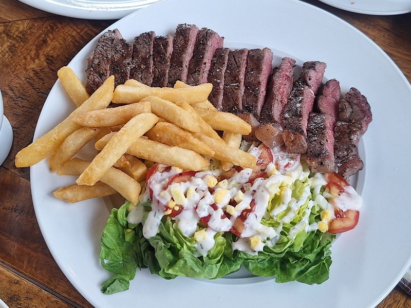 CRU Corner Bistro di Kemang, Jakarta Selatan.