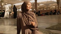 Selebgram, content creator, dan influencer kelahiran 28 Februari 2000 itu kemudian menghubungi oknum tersebut melalui DM. Dara menuliskan akan menuntut oknum tersebut berdasarkan Undang-Undang Nomor 27 Tahun 2022 tentang Perlindungan Data Pribadi, khususnya Pasal 65 Ayat (2), serta Undang-Undang Nomor 17 Tahun 2023 tentang Kesehatan, Pasal 17 Ayat (3), jika tidak ada itikad baik dan pertanggungjawaban secara langsung. Foto: dok. Instagram Dara Arafah