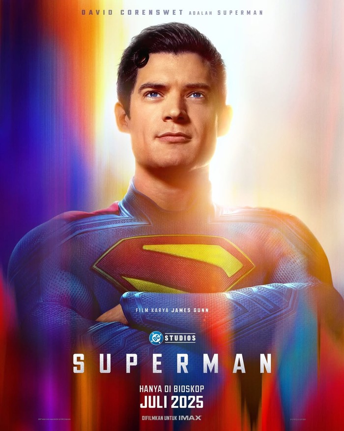 David Corenswet dalam poser film Superman